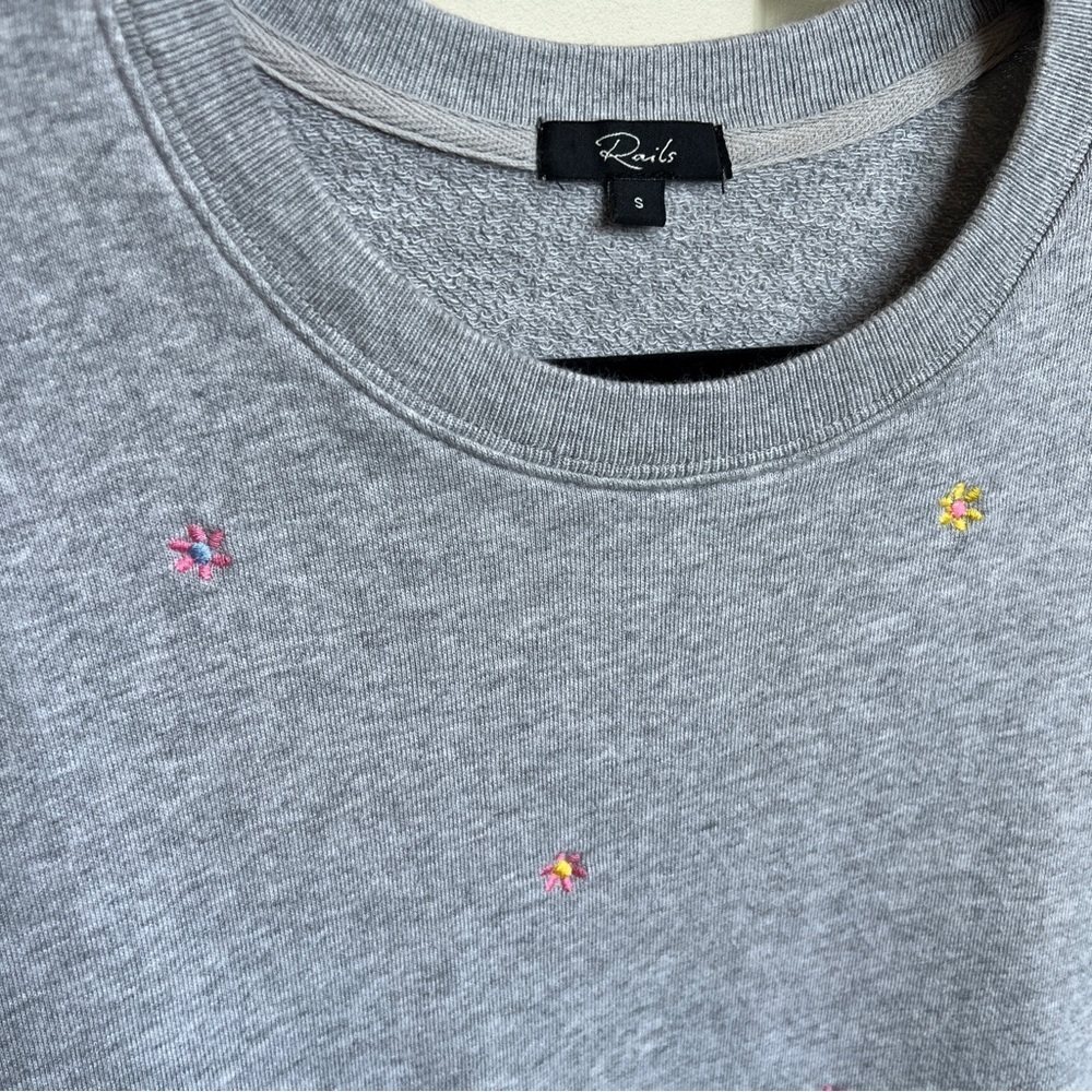 Rails Theo Heather Grey Daisy Embroidered Sweatshirt size small - Picture 4 of 6